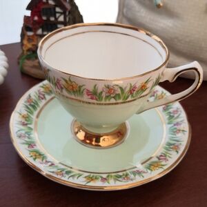Elizabethan(Taylor&Kent)Gold Trimmed Light Green Daffodils Tea cup and Saucer